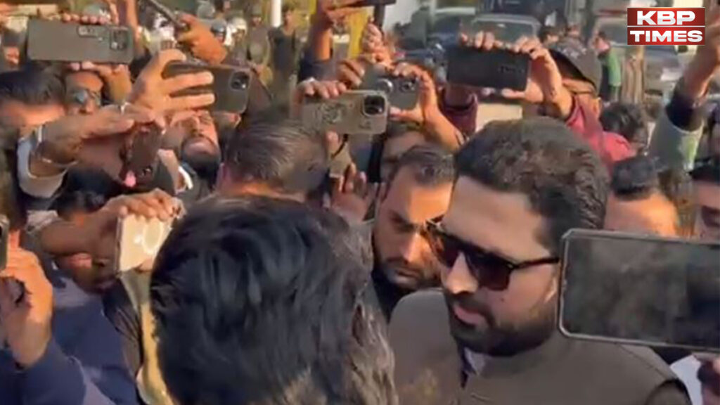 Islamabad: पाकिस्तान में राजनीतिक तनाव बढा, पंजाब के मुख्यमंत्री के साथ मारपीट