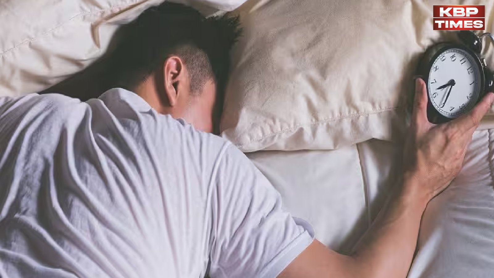 Oversleeping Side Effects: क्या आप जरूरत से ज्यादा सो रहे हैं? एक्सपर्ट्स की चेतावनी