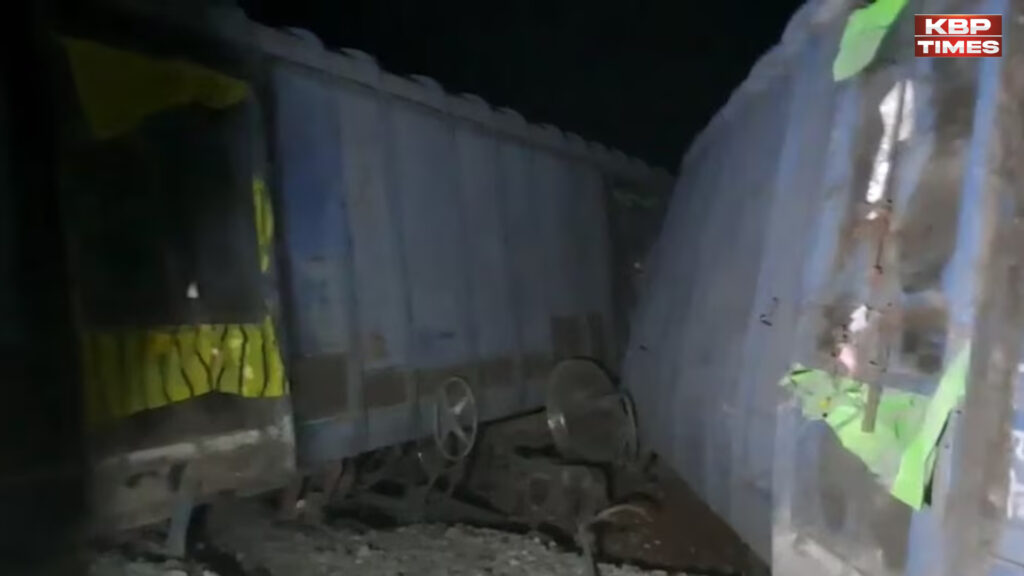 रेल हादसा, सीमेंट से लदे मालगाडी के 12 डिब्बे पटरी से उतरे, 3 नदी में गिरे