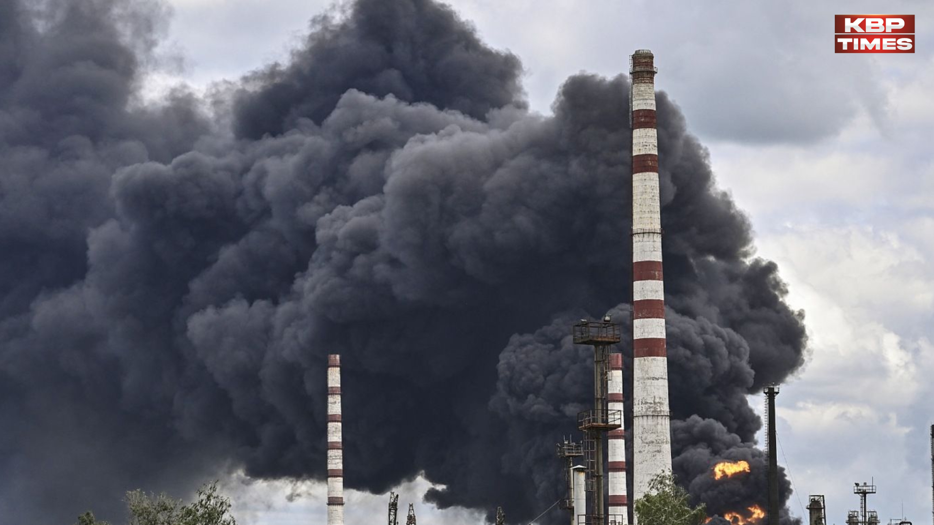 यूक्रेन ने किया रूस की तेल रिफायनरी हमला, उठीं भीषण आग की लपटें