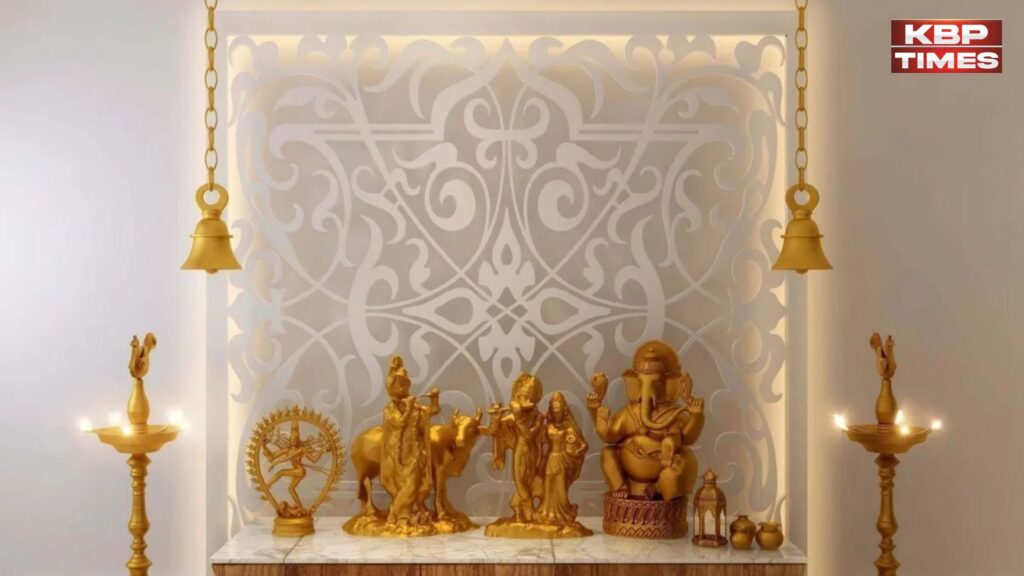 Vastu Tips For Mandir: इस वास्तु नियम से चमकेगा भाग्य, दूर होगी गरीबी
