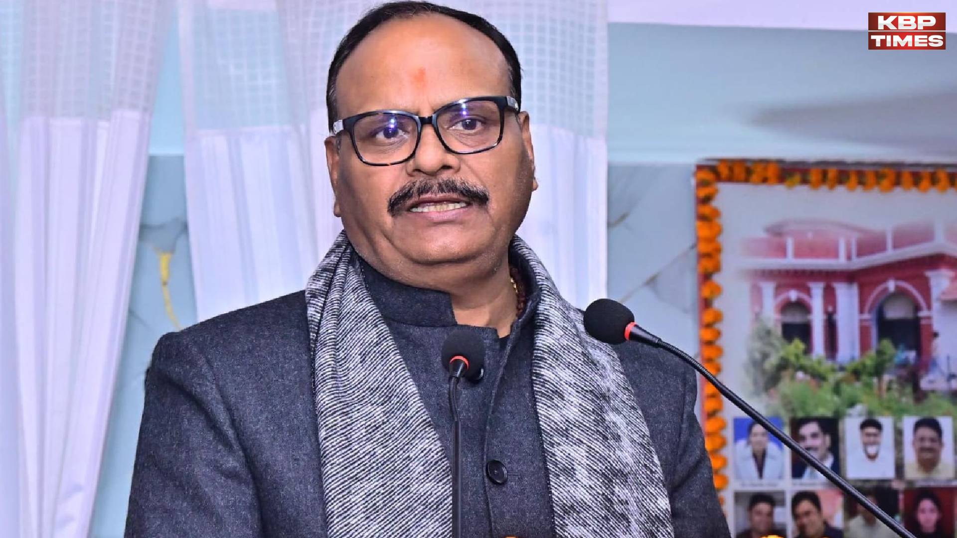 Ghuskhor Pandat Controversy
